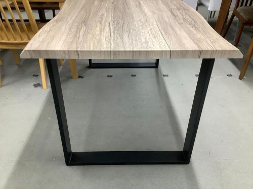 木目調ダイニングテーブル