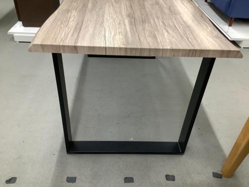 木目調ダイニングテーブル