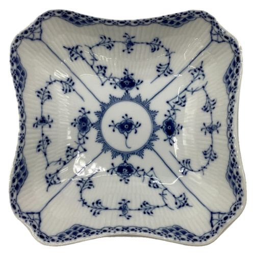 ROYAL COPENHAGEN (ロイヤル・コペンハーゲン) 21cmスクエアボウル ブルーフルーテッド・ハーフレース