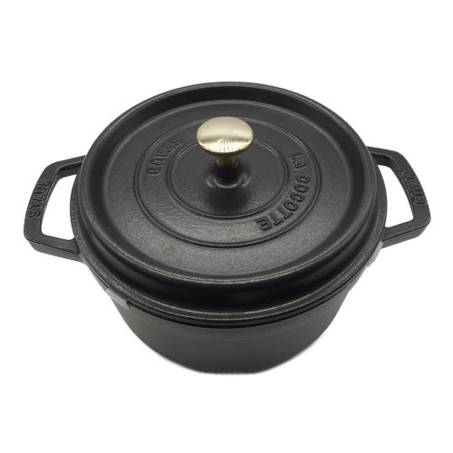 Staub (ストウブ) 両手鍋 ブラック LA COCOTTE 22cm｜トレファクONLINE