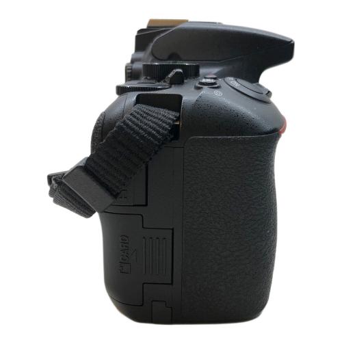 Nikon デジタル一眼レフカメラ/ダブルズームキット D5500 2478万画素(総画素) 2416万画素(有効画素) APS-C 23.5mm×15.6mm CMOS 専用電池 標準：ISO100～25600 製造番号：2129553