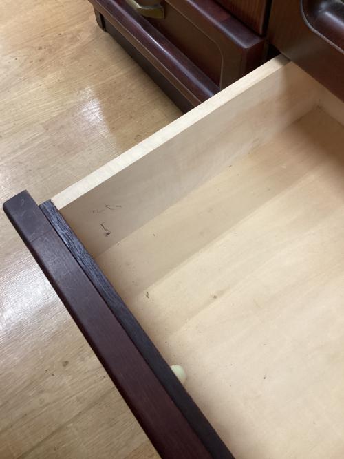 karimoku (カリモク) 3枚扉キャビネット 赤茶色