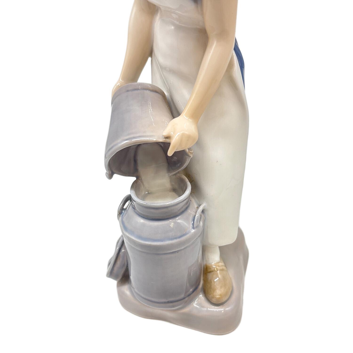 牛乳しぼりの女性 ＃2181 Ⅱ ☆B＆G（ロイヤルコペンハーゲン