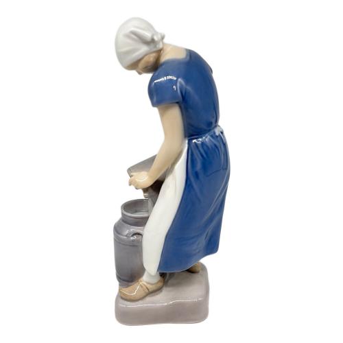 ROYAL COPENHAGEN (ロイヤル・コペンハーゲン) 牛乳しぼりの女性