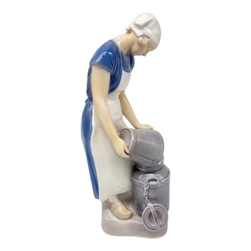 ROYAL COPENHAGEN (ロイヤル・コペンハーゲン) 牛乳しぼりの女性