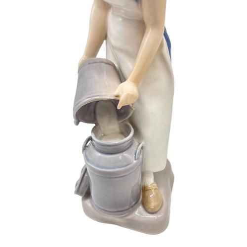 ROYAL COPENHAGEN (ロイヤル・コペンハーゲン) 牛乳しぼりの女性