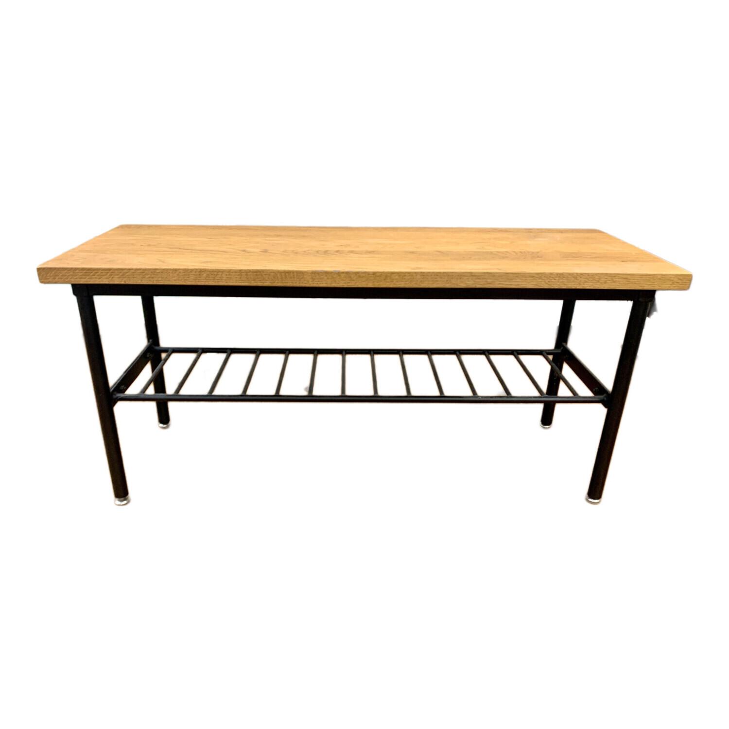 niko and FURNITURE & SUPPLY テーブル