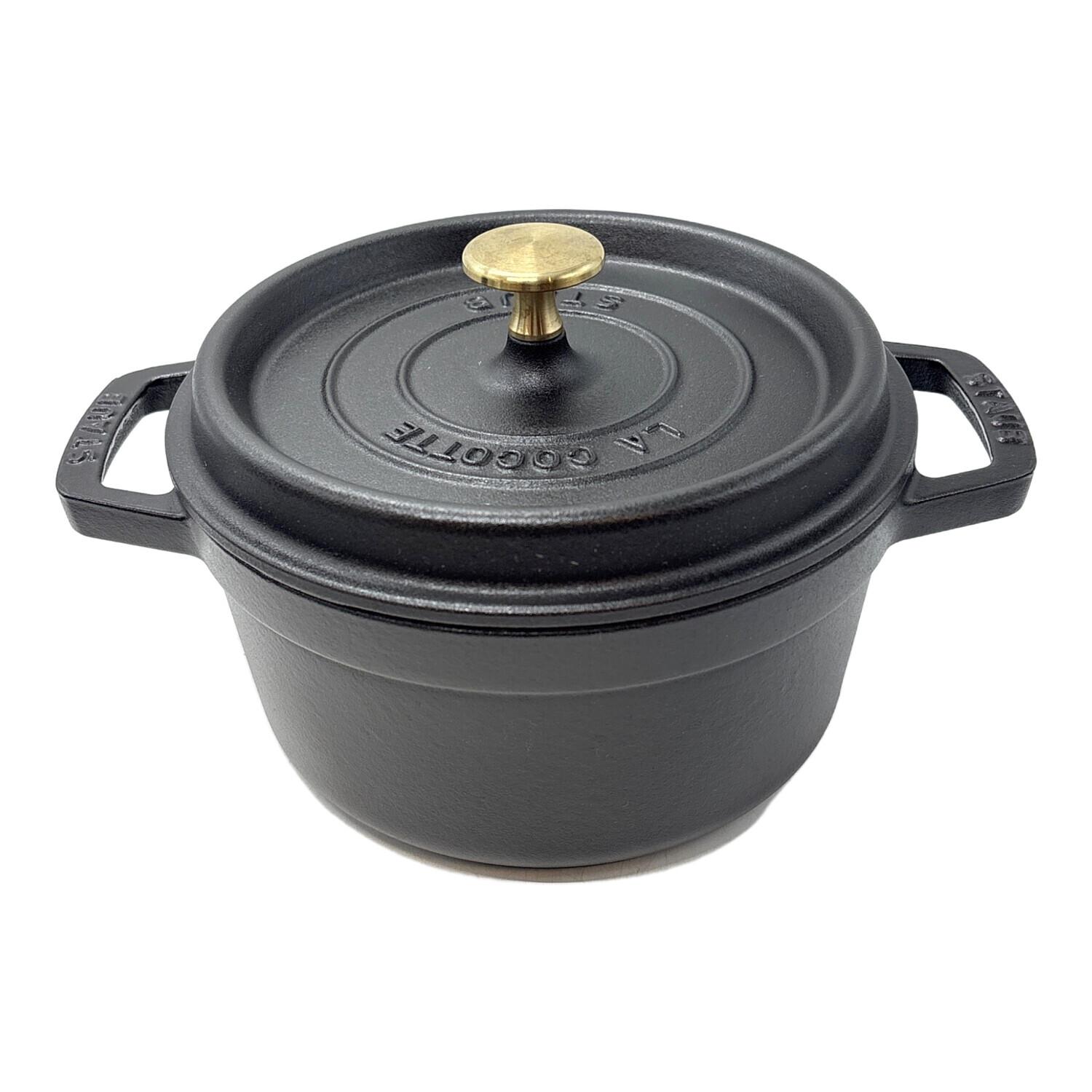 STAUB ストウブ 両手鍋 黒 ラウンドプレート 蓋付き 20センチ Staub (ストウブ) 両手鍋 ブラック LA COCOTE｜トレファクONLINE