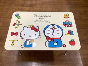 Sanrio (サンリオ) 折りたたみテーブル ハローキティ ドラえもん