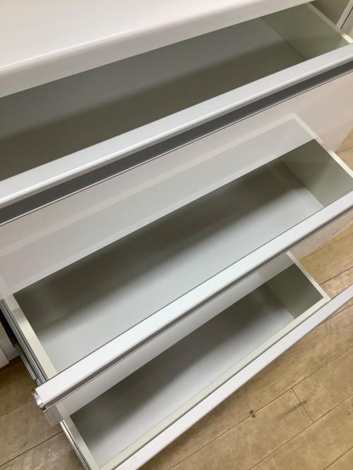 松田家具 (マツダカグ) レンジボード ホワイト モイス加工・フルオープン スライド2枚扉 3段引き出し