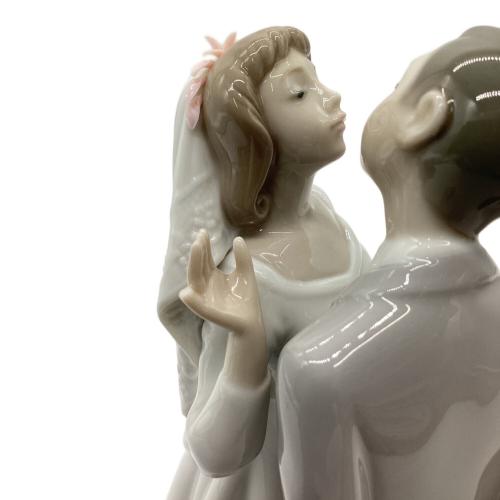 LLADRO (リヤドロ) フィギュリン 誓いのキッス 06620