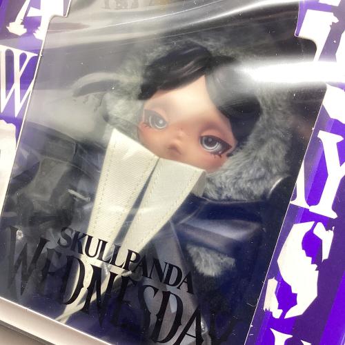 POP MART（ポップマート） SKULLPANDA x Wednesday ぬいぐるみ (ネヴァーモア学園制服バージョン)