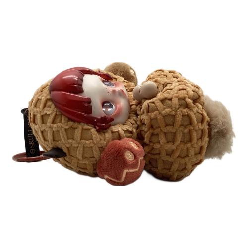 POP MART (ポップマート) SKULLPANDA ヌイグルミ キャメル・ピーナッツデザイン