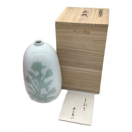 井上萬二作 (イノウエマンジ) 花瓶 人間国宝 白壁緑釉彫文