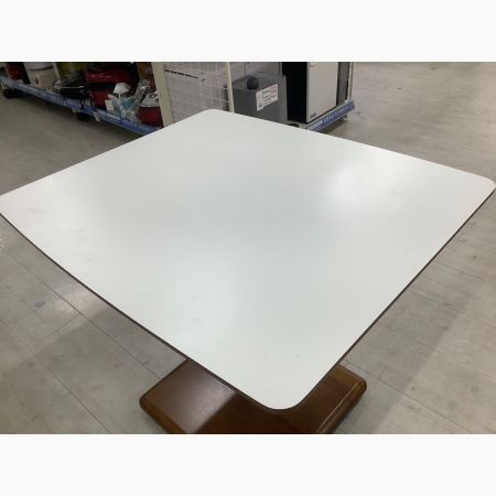 カリモク60+ (カリモクロクマル) カフェテーブル ホワイト×ウォールナット 297 D36210