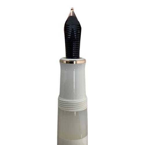 Pelikan (ペリカン) 万年筆 M600 ホワイト＆ローズゴールド スーベレーン