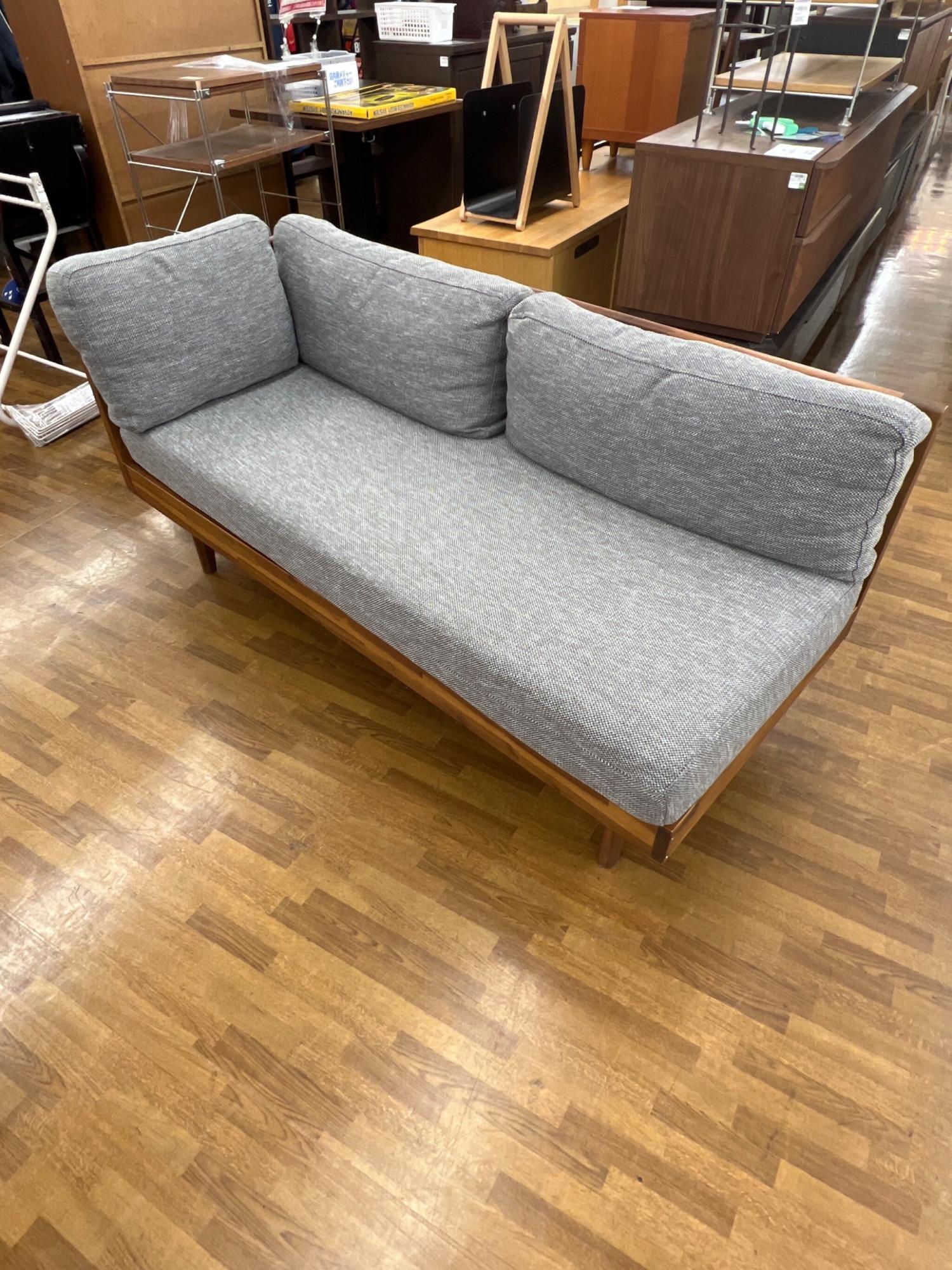 UNICO (ウニコ) ベンチアームソファー グレー SWELLA｜トレファクONLINE