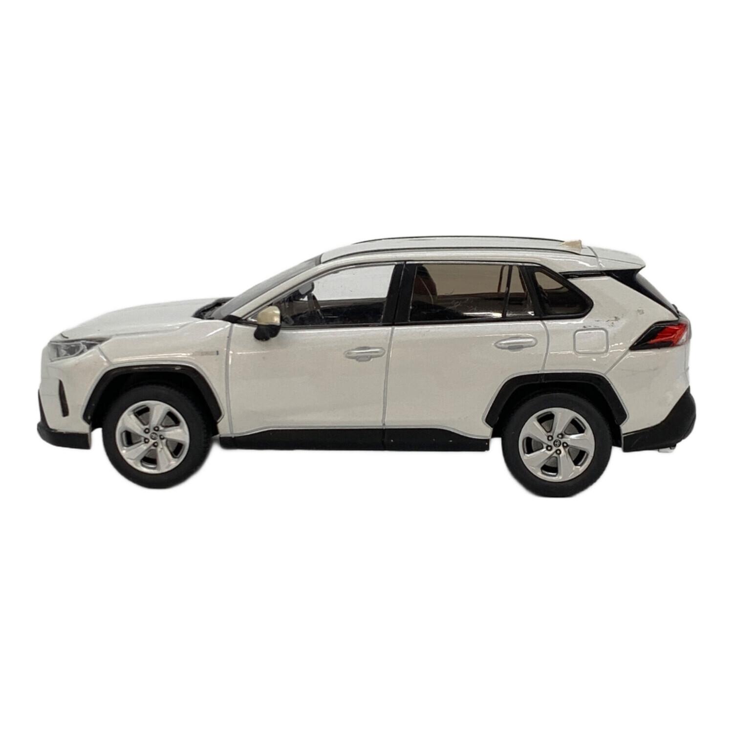 TOYOTA (トヨタ) RAV4 カラーサンプル ホワイトパールクリスタル
