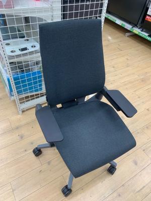 Steelcase (スチールケース) ワークチェアー 135 ブラック Gesture