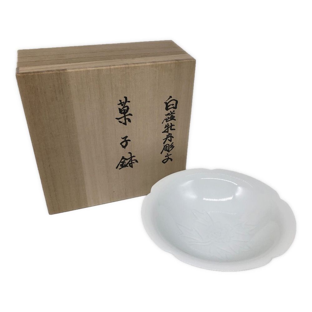白磁牡丹彫文菓子鉢 井上萬二｜トレファクONLINE