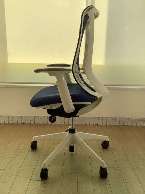 オカムラ オフィスチェア ホワイト×ブルー シルフィー