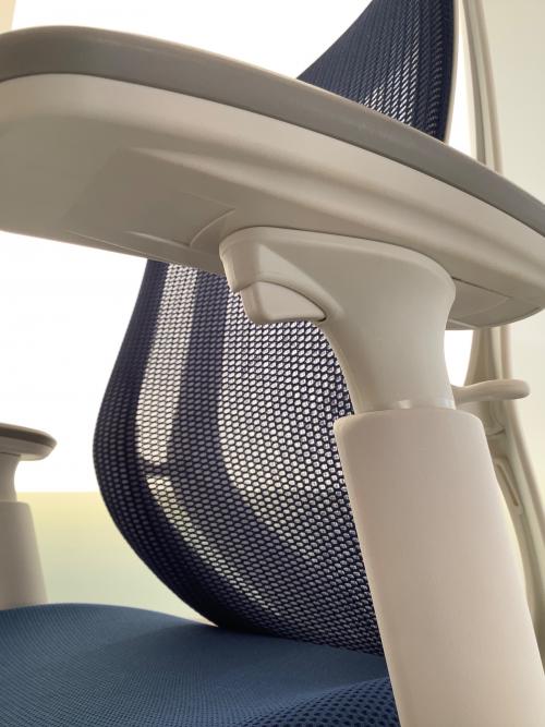 オカムラ オフィスチェア ホワイト×ブルー シルフィー