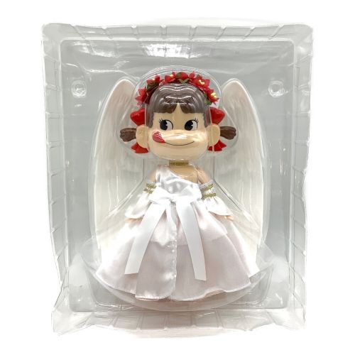 聖なる翼のペコちゃん人形