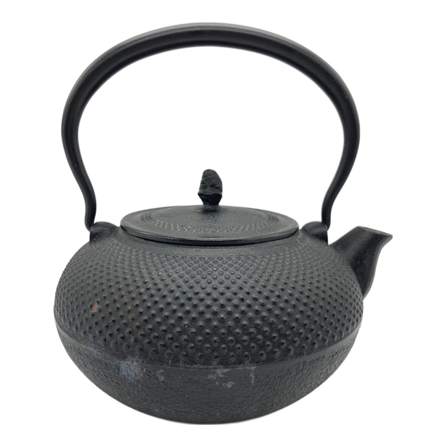 【新品未使用・箱付き】南部鉄器 鉄瓶1.5L 算玉アラレ 刻印入り 南部鉄器 (ナンブテッキ) 鉄瓶 1.5L 算玉アラレ｜トレファクONLINE