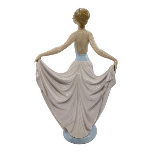 LLADRO (リヤドロ) フィギュリン 踊る少女