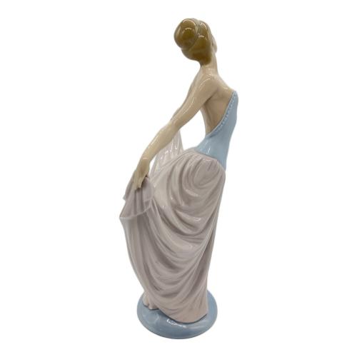 LLADRO (リヤドロ) フィギュリン 踊る少女