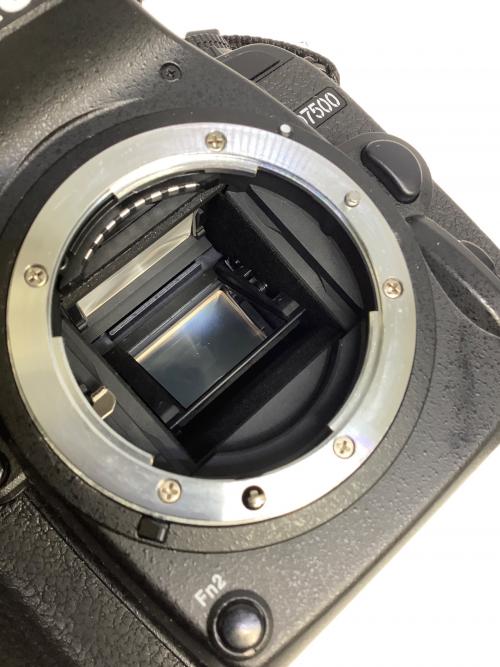 Nikon (ニコン) デジタル一眼レフカメラ D7500