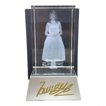 石川ひとみ 3Dクリスタルフィギュア 台座付属（点灯確認済） デビュー40周年記念