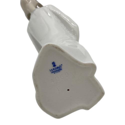 LLADRO (リヤドロ) フィギュリン 4869 キスをする少年｜トレファクONLINE