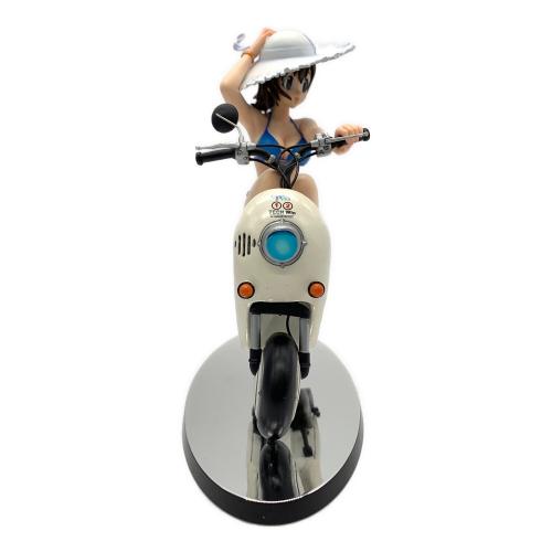 Mine biuE 白い原付で海へ向かう、青い水着の女の子 フィギュア