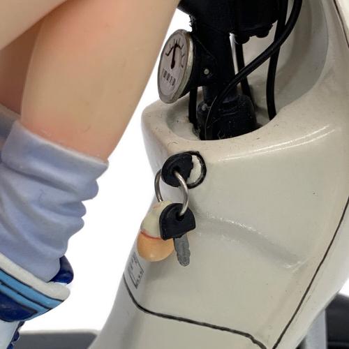 Mine biuE 白い原付で海へ向かう、青い水着の女の子 フィギュア