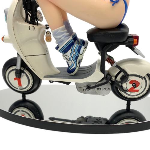 Mine biuE 白い原付で海へ向かう、青い水着の女の子 フィギュア