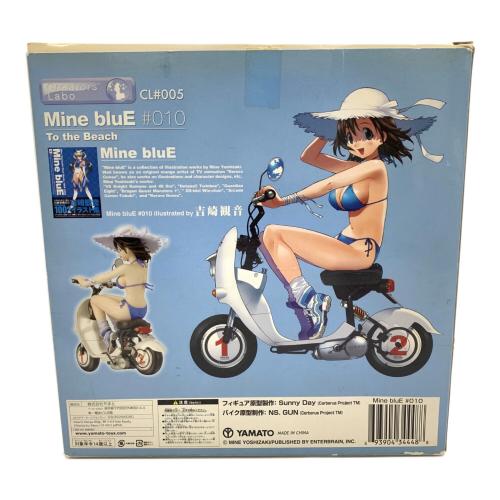 Mine biuE 白い原付で海へ向かう、青い水着の女の子 フィギュア