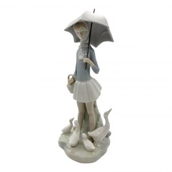 LLADRO (リヤドロ) フィギュリン 傘を持つ少女とガチョウ