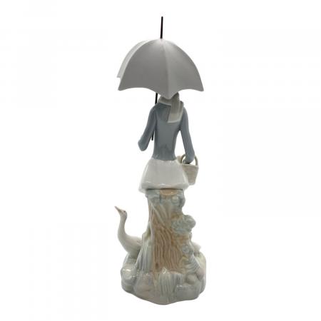 LLADRO (リヤドロ) フィギュリン 傘を持つ少女とガチョウ｜トレファク