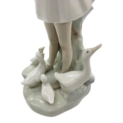LLADRO (リヤドロ) フィギュリン 傘を持つ少女とガチョウ