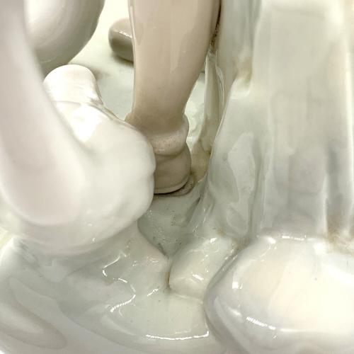 LLADRO (リヤドロ) フィギュリン 傘を持つ少女とガチョウ