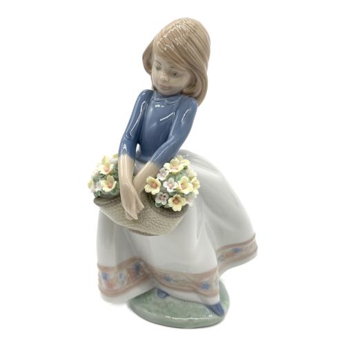LLADRO (リヤドロ) フィギュリン 5月の花 5467
