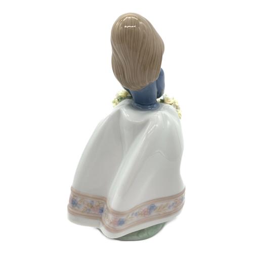 LLADRO (リヤドロ) フィギュリン 5月の花 5467