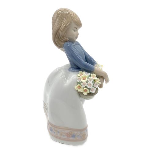 LLADRO (リヤドロ) フィギュリン 5月の花 5467