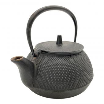 IWACHU (イワチュウ) 南部鉄器 鉄瓶 黒焼付 0.65L 鉄瓶兼用急須 5型新アラレ IH対応