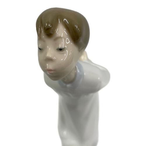 LLADRO (リヤドロ) フィギュリン キスする少年