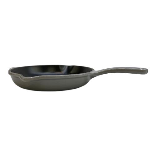 LE CREUSET (ルクルーゼ) 鋳型ホーロースキレット グレー