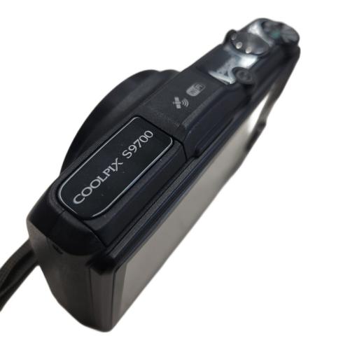 Nikon (ニコン) コンパクトデジタルカメラ ブラック / 画面小キズ有 COOLPIX S9700 1676万画素(総画素) 1/2.3型CMOS (裏面照射型) 専用電池 20021618