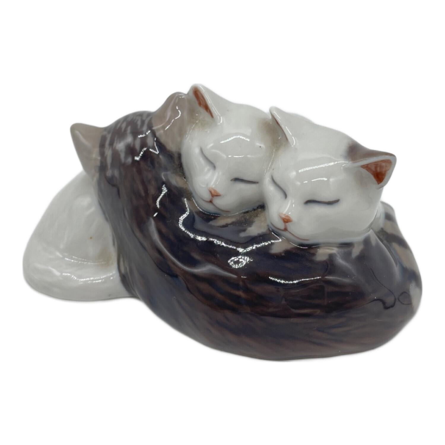 【teru39】ロイヤルコペンハーゲン フィギュリン 白猫 眠り猫 ROYAL COPENHAGEN (ロイヤル・コペンハーゲン) フィギュリン 3匹の眠り