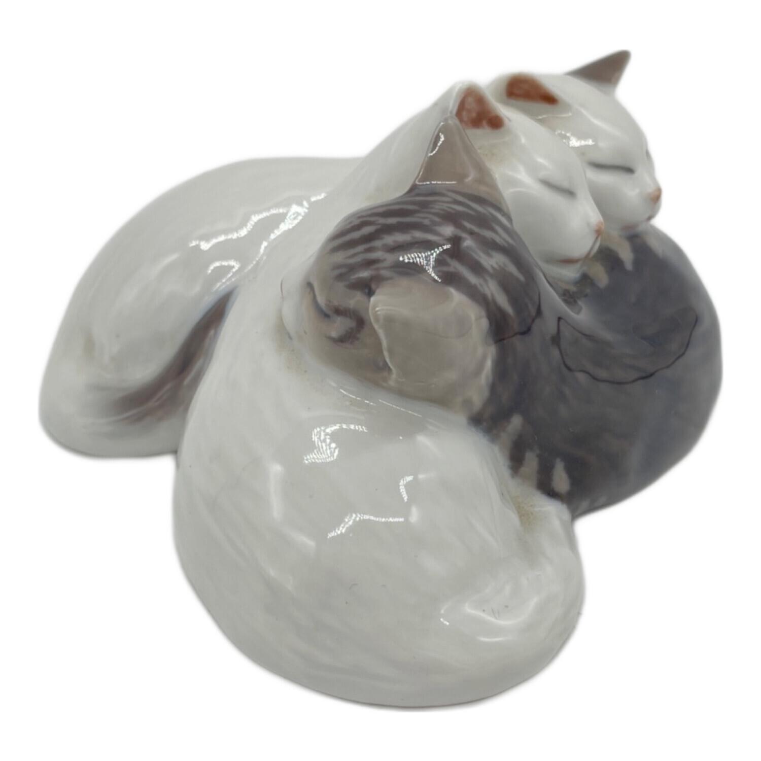 【teru39】ロイヤルコペンハーゲン フィギュリン 白猫 眠り猫 ROYAL COPENHAGEN (ロイヤル・コペンハーゲン) フィギュリン 3匹の眠り